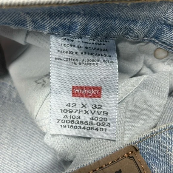 Wrangler Jeans Mens 42 x 32 Relaxed Fit Light Wash Work Outdoors Basic Casual - Picture 2 of 5